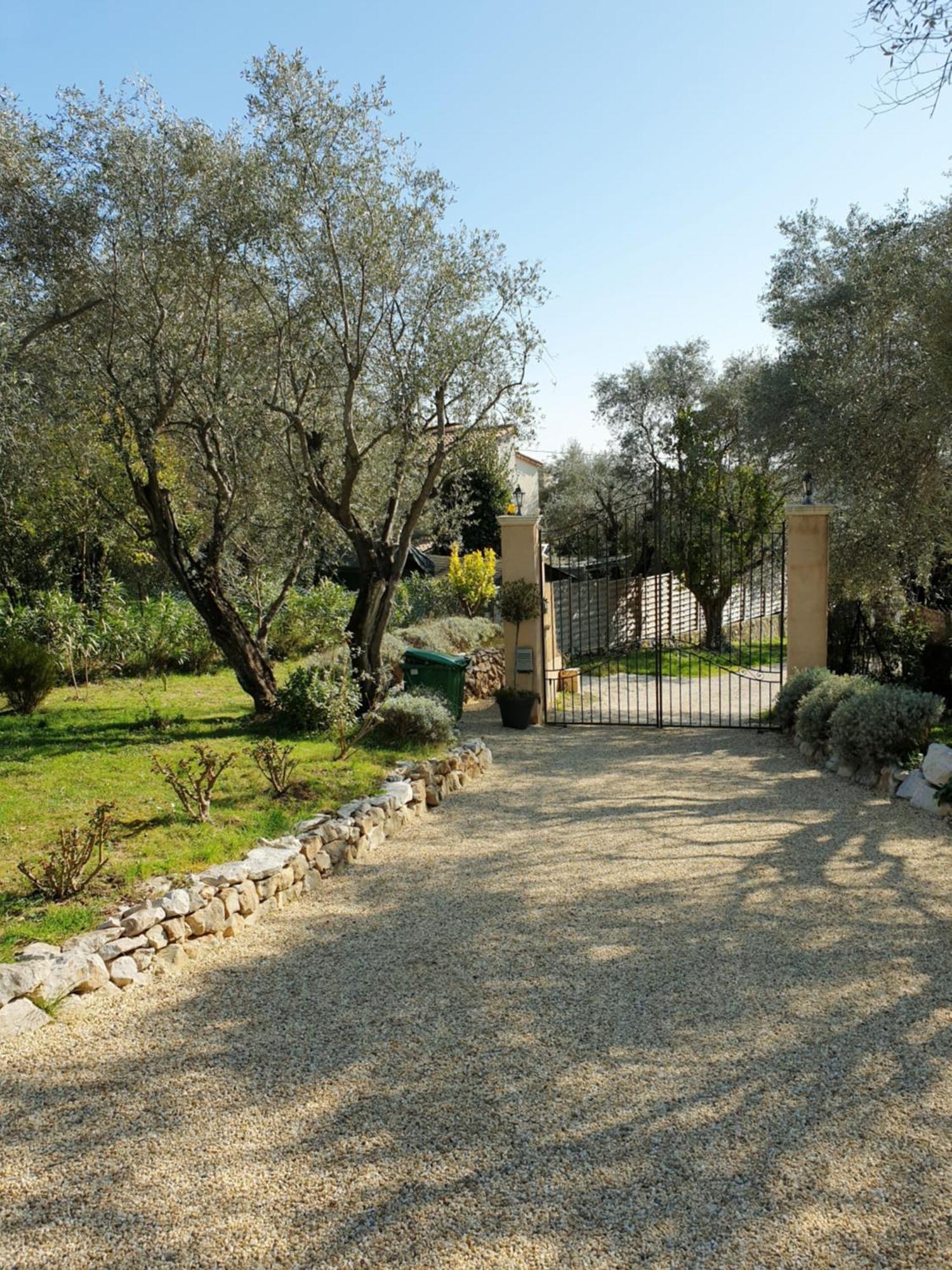 La Bastide Aux Oliviers Hotell Tourrettes-sur-Loup Exteriör bild